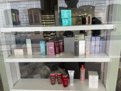 une vitrine présentant des produits de beauté dans un magasin