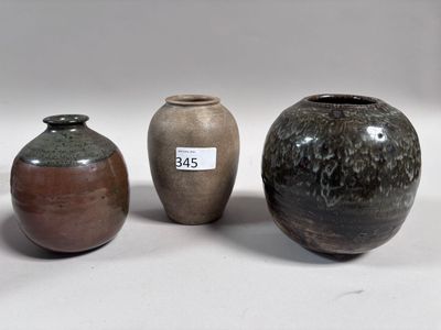 Lot comprenant 3 vases en grès de différents modèles portant…