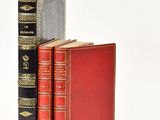 deux livres posés l'un à côté de l'autre sur une surface blanche