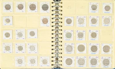 un livre dans lequel se trouve un tas de pièces de monnaie