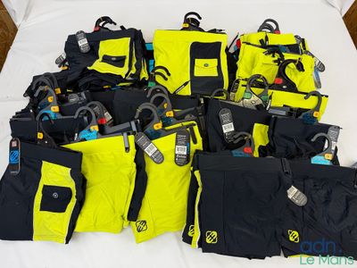 beaucoup de sacs posés sur un lit