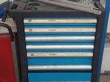 un chariot à outils contenant des outils, dans un garage