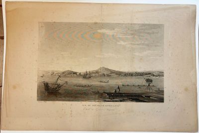 une vieille photo montrant une vue d'une ville depuis l'eau