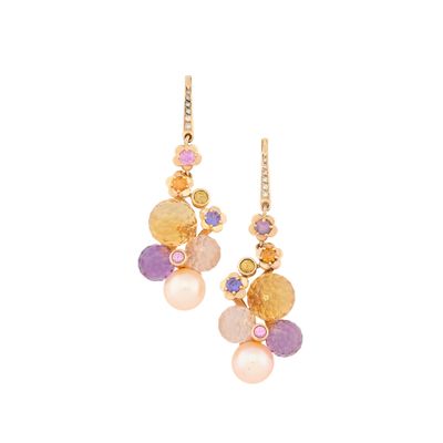 une paire de boucles d'oreilles ornées de pierres multicolores et de perles
