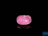 une tourmaline rose posée sur un fond noir