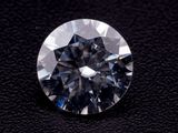 gros plan d'un diamant sur une surface noire