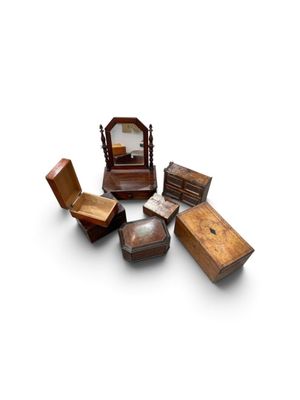 plusieurs morceaux de bois sont disposés en cercle sur une surface blanche