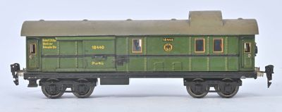 un wagon vert sur les rails, sur fond blanc