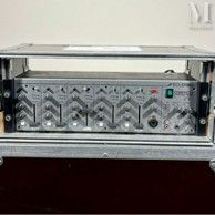 une photo d'une chaîne hi-fi argentée posée sur une table