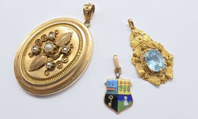 deux pendentifs en or et un pendentif orné d'une image d'aigle