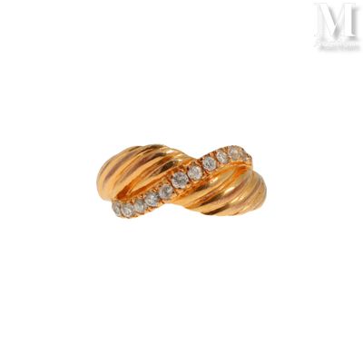 gros plan d'une bague en or avec des diamants sur fond blanc