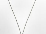 un collier composé d'une chaîne et d'un pendentif en pierre verte et blanche