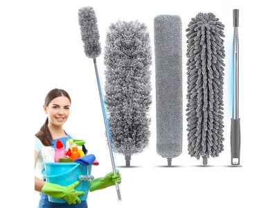 une femme tenant un seau de produits d'entretien et une serpillière