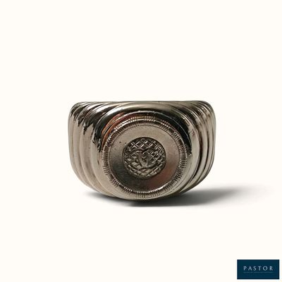 une image représentant une bague en argent sur laquelle est posée une pièce de monnaie