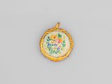 un pendentif en or et émail orné d'un motif floral