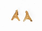 une paire de boucles d'oreilles en or sur fond blanc