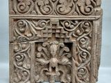 une image représentant une sculpture sur pierre d'un homme tenant une croix