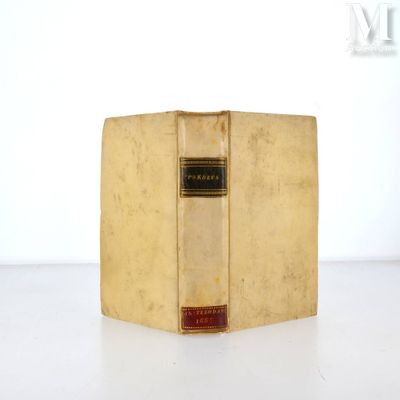 un vieux livre posé sur une table, sur fond blanc