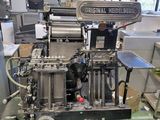 une machine placée au milieu d'une pièce
