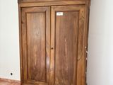 une armoire en bois dans une pièce au sol carrelé