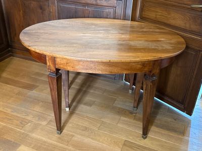 Table ovale de salle à manger en noyer.