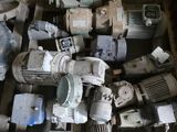 un tas de vieilles pièces de moteurs électriques par terre