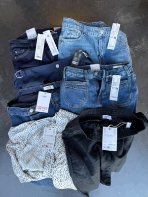 plusieurs paires de jeans pour femmes disposées sur une table