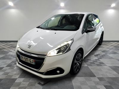 la petite voiture blanche est garée dans une grande pièce