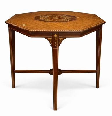 une petite table avec un plateau et un piètement en bois