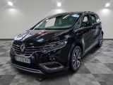la voiture noire est garée sur un sol en damier dans le garage