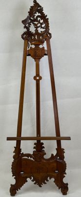 un chevalet en bois surmonté d'une horloge