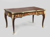 une image représentant une petite table avec un plateau en bois et des décorations dorées
