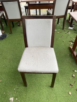 Ensemble de 28 chaises en simili cuir blanc à piètement en b…
