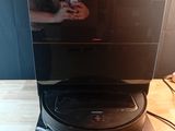 quelqu'un prend une photo d'un téléviseur posé sur un téléphone portable