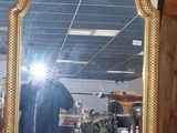 un homme se prenant en photo dans un miroir