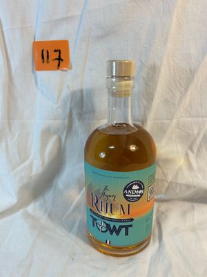 une bouteille de rhum posée sur une table