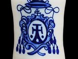 un vase blanc orné d'un motif bleu