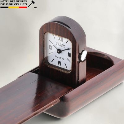 une horloge en bois posée sur une étagère