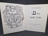 un livre ouvert sur lequel figure un dessin en noir et blanc représentant un homme à cheval