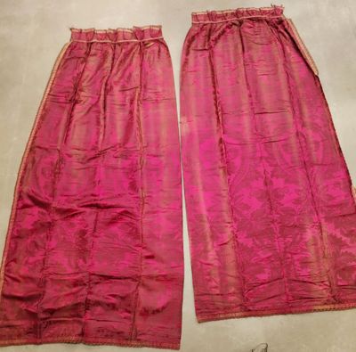 un pantalon rose posé sur une table
