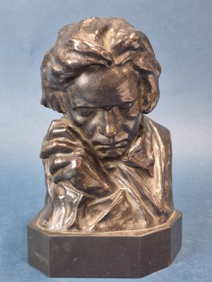 statue en bronze représentant un homme, la main posée sur le menton