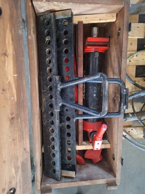 une photo d'une boîte en bois contenant des outils