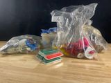 un grand nombre d'objets posés sur une table