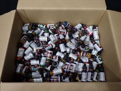 une caisse remplie de bouteilles de bière posée sur une table