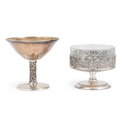 une paire de verres à vin plaqués argent et un verre à vin plaqué argent