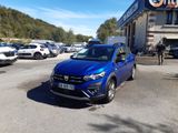 une voiture bleue garée devant un magasin