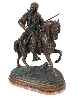 statue d'un homme à cheval, l'épée à la main, posée sur un socle