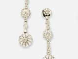 une paire de boucles d'oreilles en diamant