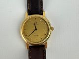 une image d'un gros plan d'une montre-bracelet sur une surface blanche