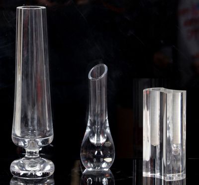BACCARAT, France. Réunion de deux vases en cristal. Signatur…